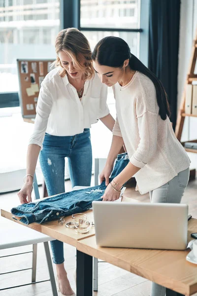 Diseñadores Moda Mirando Vaqueros Taller — Foto de Stock