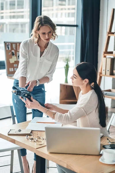 Schöne Junge Frauen Sehen Und Berühren Kleidung Während Jeans Der — Stockfoto