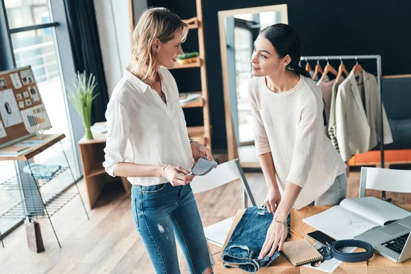 Hermosas Mujeres Jóvenes Midiendo Jeans Con Cinta Adhesiva Sonriendo Mientras —  Fotos de Stock