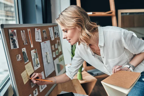 Attraktive Blonde Frau Schreibt Ideen Auf Klebezettel Während Sie Der — Stockfoto