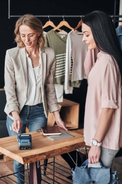 ödeme moda butik, alışveriş ve satınalma kavramında terminal kullanarak kadınlar