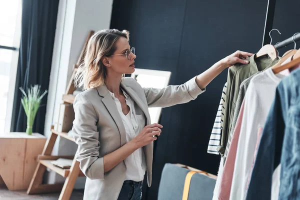 Mulher Loira Escolhendo Roupas Classificação Enquanto Oficina — Fotografia de Stock