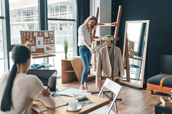 Blond Žena Mluví Telefonu Přitom Stát Show Room Kolegou Pracovní — Stock fotografie