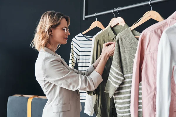 Mulher Loira Escolhendo Roupas Classificação Enquanto Oficina — Fotografia de Stock