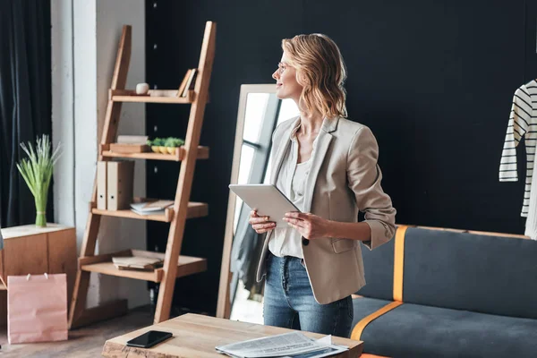 Blondine Schicker Freizeitkleidung Hält Digitales Tablet Der Werkstatt — Stockfoto