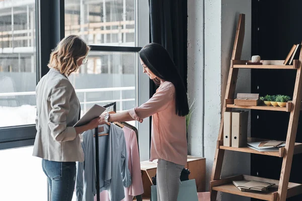 Giovane Donna Che Aiuta Scegliere Vestiti Cliente Mentre Lavora Boutique — Foto Stock