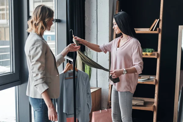 Säljare Kvinna Hjälper Till Att Välja Kläder Till Kunden Medan — Stockfoto