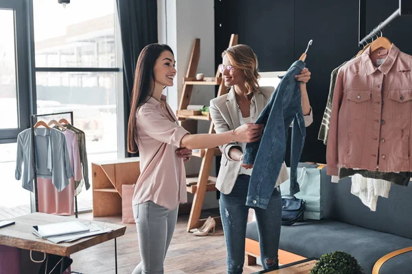 Satış Temsilcisi Kadın Moda Butik Çalışırken Müşteri Için Kıyafet Seçmek — Stok fotoğraf