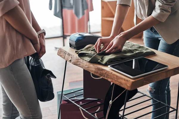 Vendedor Mulher Camisa Dobrável Para Cliente Enquanto Trabalhava Boutique Moda — Fotografia de Stock