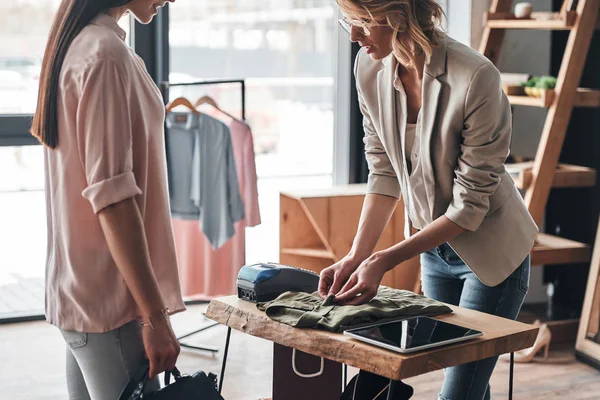 Vendedor Mulher Camisa Dobrável Para Cliente Enquanto Trabalhava Boutique Moda — Fotografia de Stock