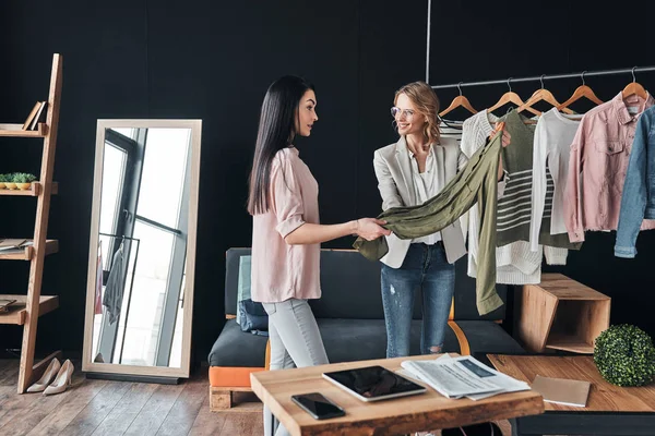 Vendedora Mujer Ayudando Elegir Ropa Para Cliente Mientras Trabaja Boutique — Foto de Stock