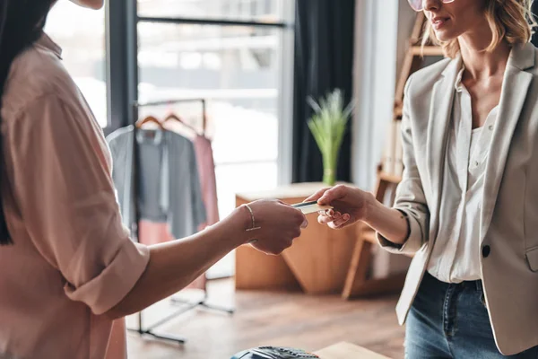 Mulher Dando Cartão Crédito Vendedor Enquanto Faz Compras Boutique Moda — Fotografia de Stock