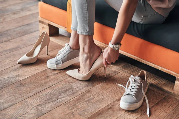 Abgeschnittenes Bild Einer Frau Die Elegante Schuhe Mit Hohen Absätzen — Stockfoto