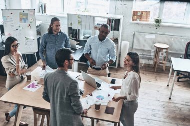 modern genç yaratıcı insanlar iş fikirleri office yönetim kurulu odasında tartışıyor