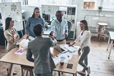 içinde yazıhane profesyonel meslektaşları ile el sıkışan iş erkek