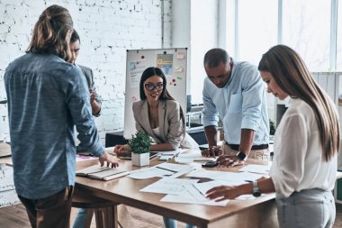 modern ofis Yönetim Kurulu Odası masasında çalışan iş adamları