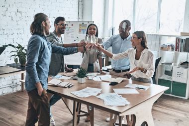 sorun ve şampanyalı kutlama mutlu iş adamları gözlük ofiste