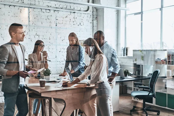 Successo Giovani Brainstorming Business Aziendale Sala Riunioni — Foto Stock