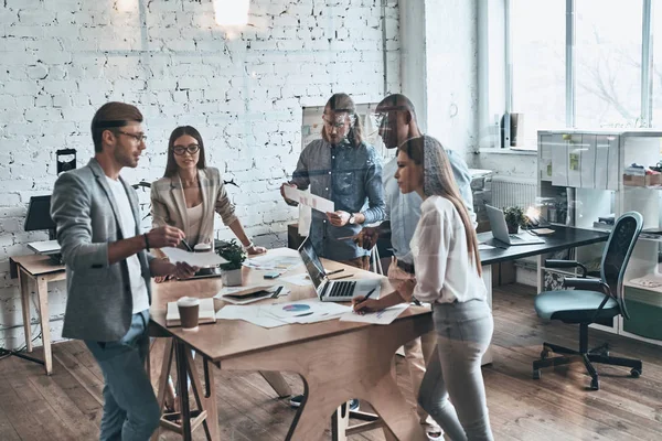 Lässige Junge Kreative Diskutieren Geschäftsideen Vorstandszimmer — Stockfoto