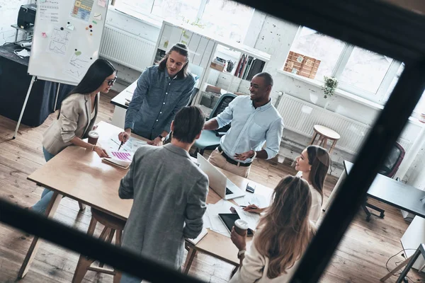 Gruppe Junger Geschäftsleute Diskutiert Während Des Treffens Büro — Stockfoto