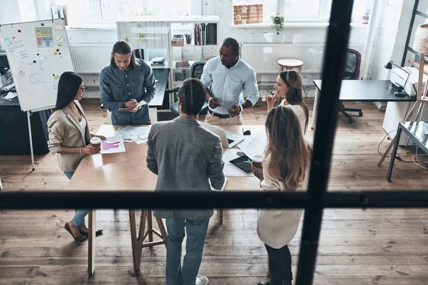 Grupo Jóvenes Empresarios Discutiendo Durante Reunión Oficina — Foto de Stock