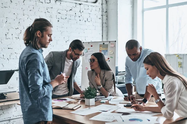 Young People Brainstorming Corporate Business Strategy Office Board Room — Stock Photo, Image