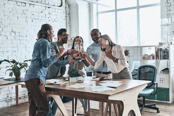 Framgångsrika Affärsmän Som Spottar Med Champagneglas Office — Stockfoto