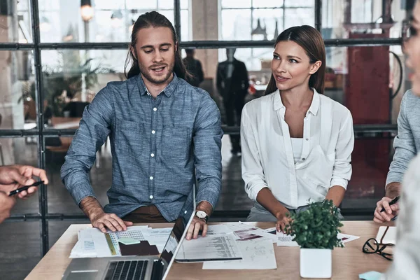 Gente Negocios Sentada Mesa Escuchando Pareja — Foto de Stock