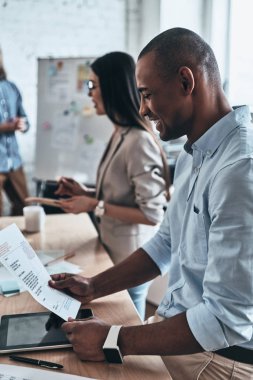Ofis Masası oturma ve kağıt belgeleriyle çalışma insanlar 