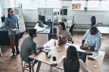 office yönetim kurulu odasında sunum hazırlama modern genç yaratıcı iş arkadaşları