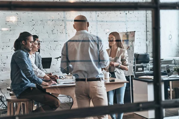 Creatieve Collega Bespreken Bedrijfsideeën Bestuurskamer — Stockfoto