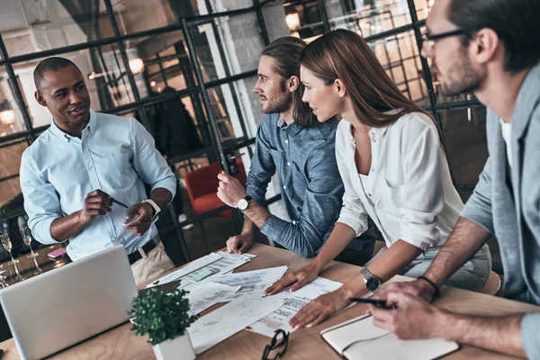 Geschäftsteam Diskutiert Strategie Büro Schreibtisch Mit Laptop Und Papierdokumenten — Stockfoto