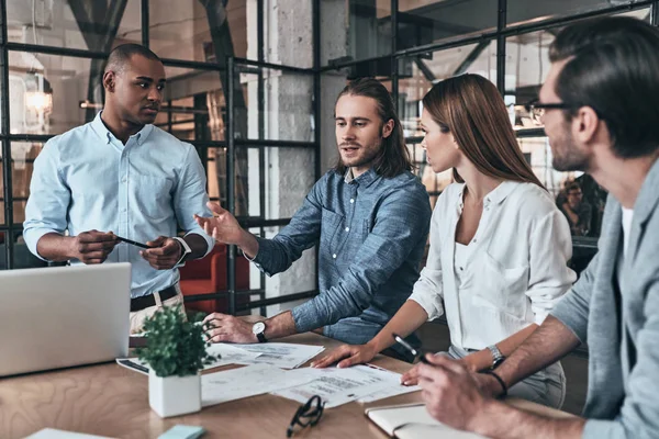 Junge Geschäftsleute Brainstorming Büro Schreibtisch — Stockfoto