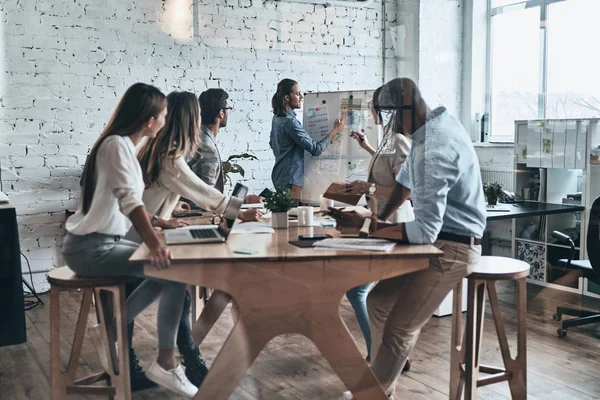 Groep Van Jonge Zakenlui Bespreken Tijdens Bijeenkomst Het Kantoor — Stockfoto