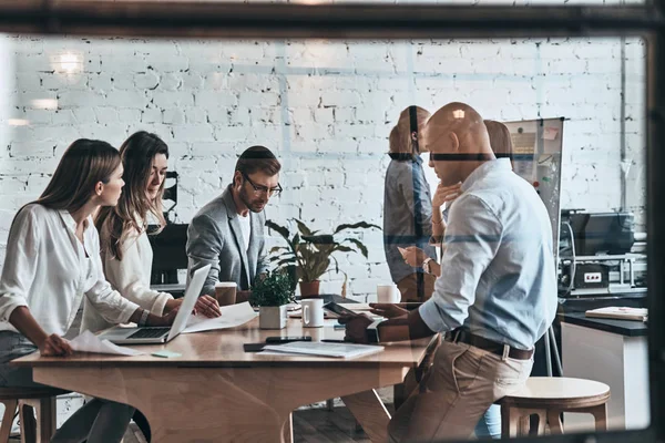 Gruppe Junger Geschäftsleute Diskutiert Während Des Treffens Büro — Stockfoto