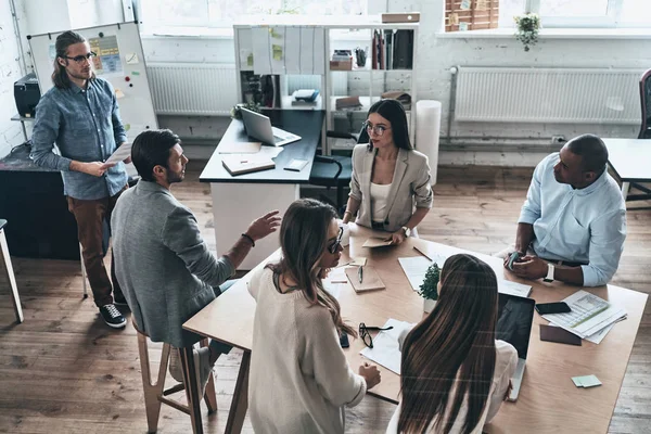 Grupo Jóvenes Empresarios Discutiendo Durante Reunión Oficina —  Fotos de Stock