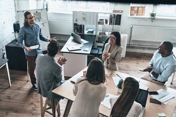 Grupo Jóvenes Empresarios Discutiendo Durante Reunión Oficina — Foto de Stock