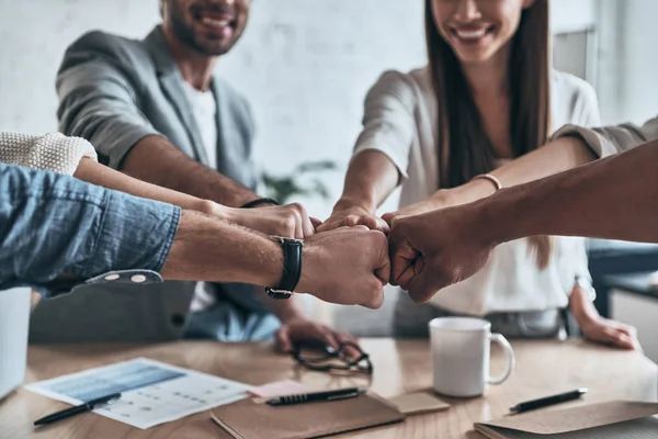 Sucesso Close Colegas Negócios Segurando Punhos Juntos Símbolo Unidade Sorrindo — Fotografia de Stock