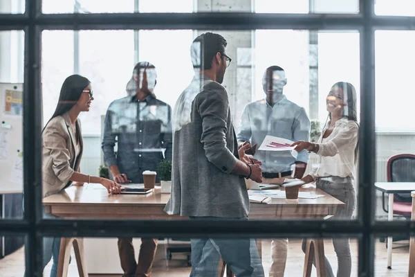 Das Geschäft Kümmern Gruppe Junger Moderner Menschen Die Zusammen Arbeiten — Stockfoto