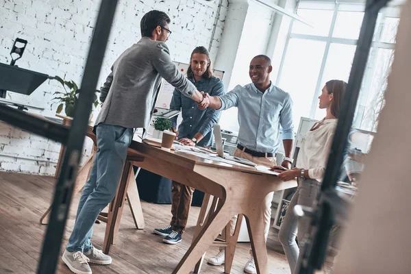 Willkommen Voller Länge Junge Moderne Männer Schicker Freizeitkleidung Beim Händeschütteln — Stockfoto