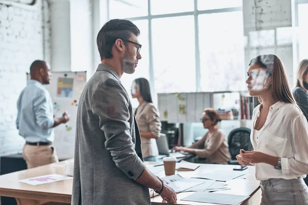 Giornata Lavoro Impegnativa Ampio Gruppo Giovani Moderni Che Lavorano Comunicano — Foto Stock