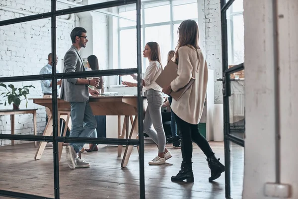 Vellykkede Fagfolk Stor Gruppe Unge Moderne Mennesker Der Arbejder Kommunikerer - Stock-foto