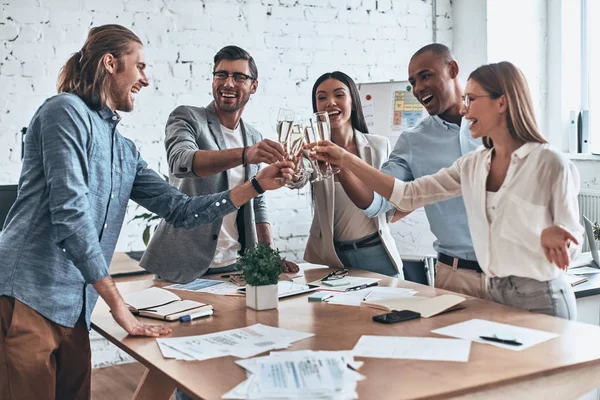 Por Nuestro Equipo Grupo Jóvenes Empresarios Brindando Entre Sonriendo Mientras — Foto de Stock