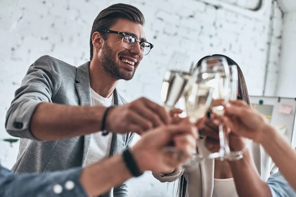 Bien Hecho Todos Grupo Jóvenes Empresarios Brindando Entre Sonriendo Mientras —  Fotos de Stock