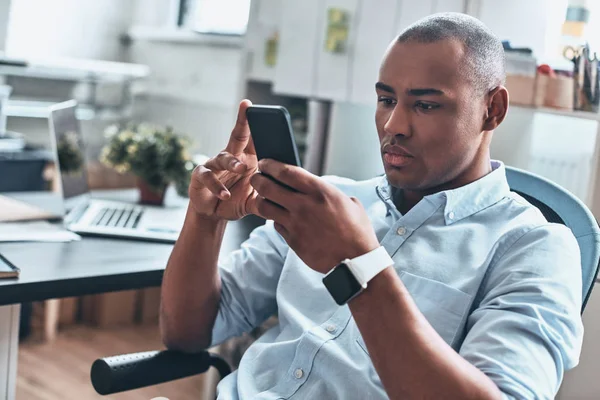 Gépelés Üzenet Üzleti Gondolkodó Fiatal Afrikai Ember Használ Szúró Telefon — Stock Fotó