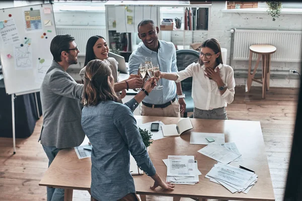 Hora Relajarse Vista Superior Los Jóvenes Empresarios Brindando Entre Sonriendo — Foto de Stock