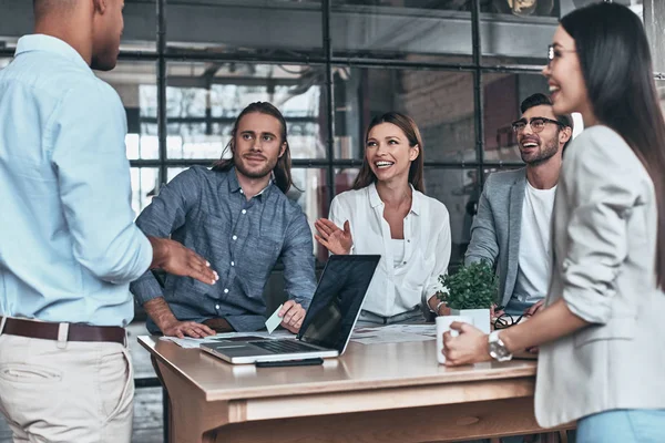 Equipo Moderno Grupo Jóvenes Empresarios Comunicándose Sonriendo Mientras Trabajan Oficina — Foto de Stock