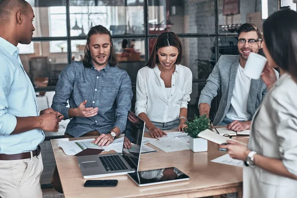 Raggiungere Migliori Risultati Insieme Gruppo Giovani Imprenditori Che Comunicano Sorridono — Foto Stock