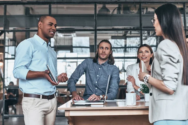 Compartir Ideas Joven Hombre Moderno Mostrando Tableta Digital Sus Colegas —  Fotos de Stock