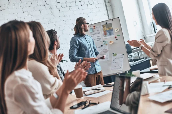 Gran Trabajo Grupo Empresarios Aplaudiendo Mientras Están Pie Sala Juntas — Foto de Stock